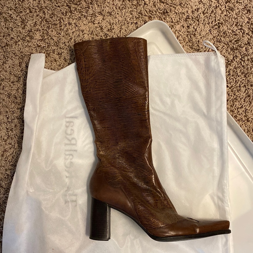 Brown leather snakeskin texture pointed toe wooden block heel.